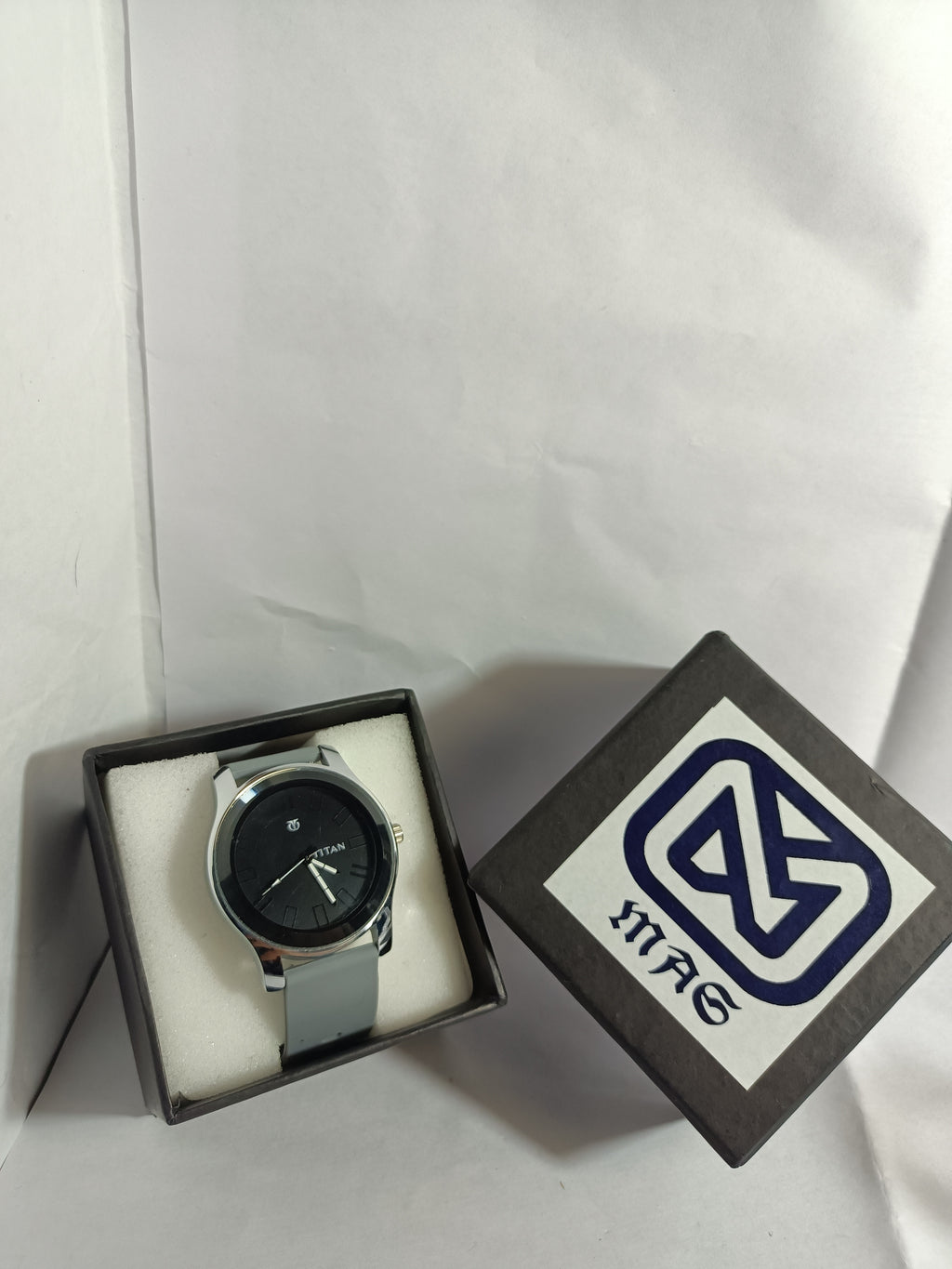 Trendy stylish analogs watch for men